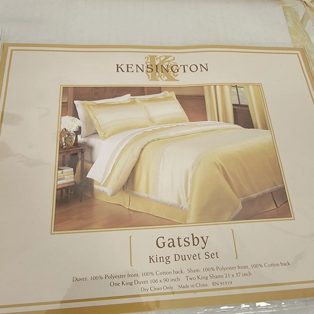 New In Package Kensigton King Size Gatsby Duvet Cover Set - Cream Gold 3 PIeces